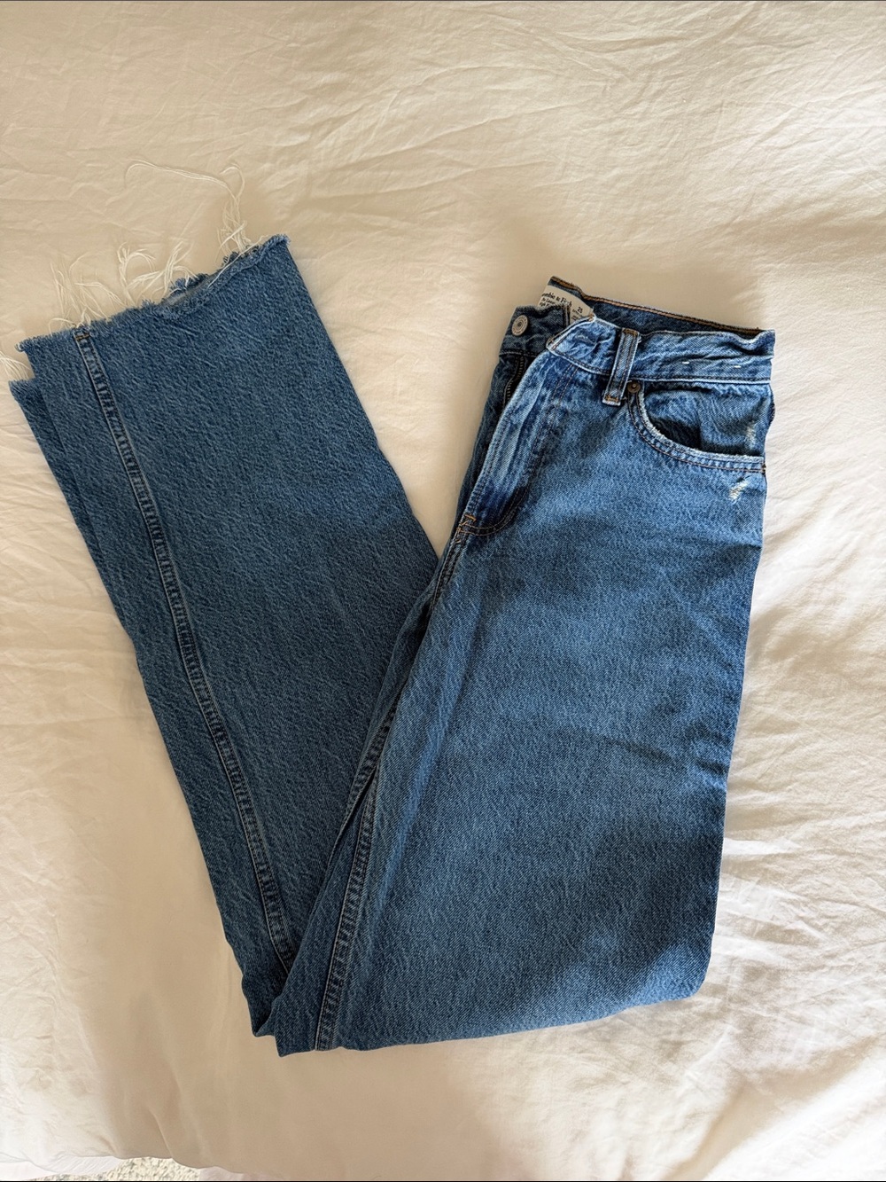 Abercrombie and fetch high-rise loose fitted jeans with raw hem size 25